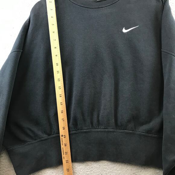 Nike  Swoosh Embroidered Black Crewneck Sweatshirt Women’s M - Picture 6 of 9